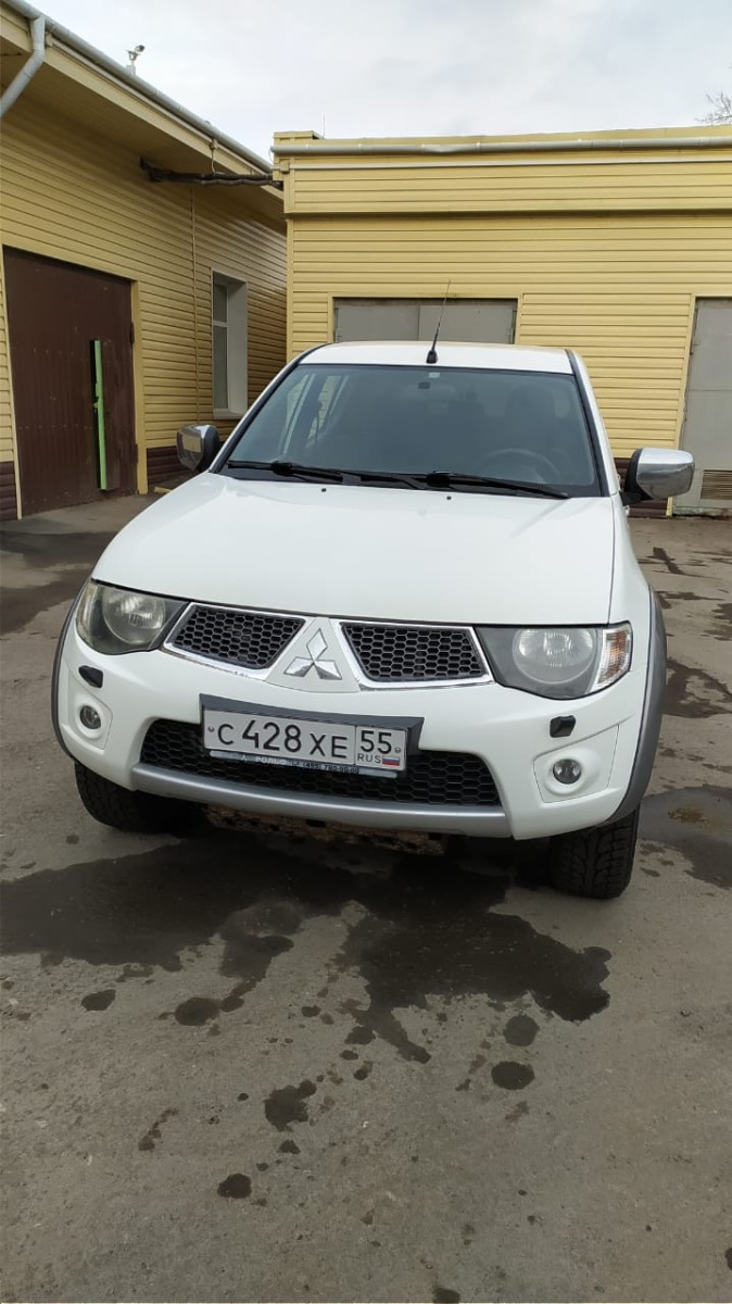 Автомобиль Mitsubishi L200 с428хе55 (2013) Омск